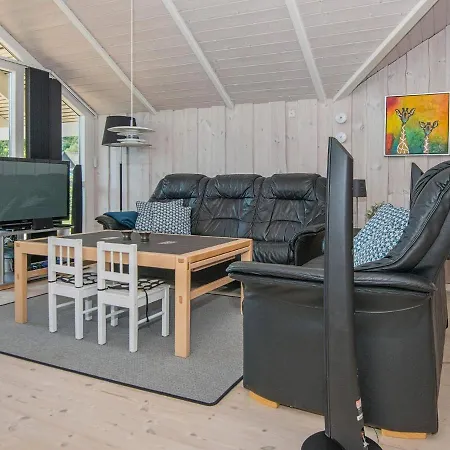 Σπίτι διακοπών Three-bedroom In Bjert 2 *