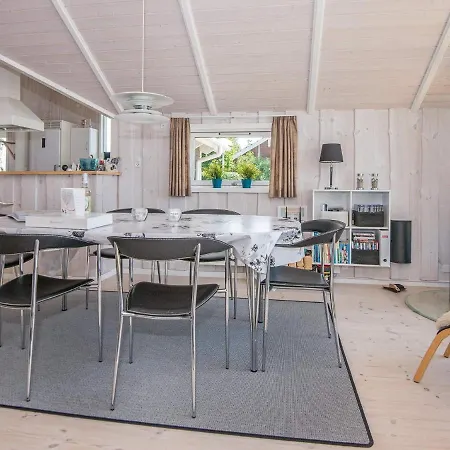 Σπίτι διακοπών Three-bedroom In Bjert 2